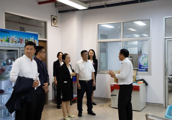 ภาพกิจกรรม  คณะวิทยาศาสตร์และเทคโนโลยี ต้อนรับคณะผู้บริหารวิทยาลัยอาชีวศึกษาและเทคนิคสิบสองปันนา ประเทศสาธารณรัฐ ประชาชนจีน เข้าเยี่ยมชมห้องปฏิบัติการทางวิทยาศาสตร์