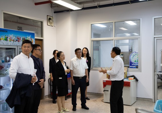 ภาพกิจกรรม  คณะวิทยาศาสตร์และเทคโนโลยี ต้อนรับคณะผู้บริหารวิทยาลัยอาชีวศึกษาและเทคนิคสิบสองปันนา ประเทศสาธารณรัฐ ประชาชนจีน เข้าเยี่ยมชมห้องปฏิบัติการทางวิทยาศาสตร์