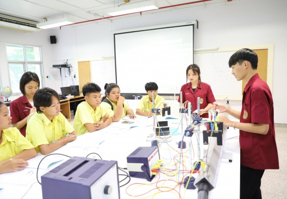 ภาพกิจกรรม  คณะวิทยาศาสตร์และเทคโนโลยี มหาวิทยาลัยราชภัฏกำแพงเพชร ร่วมกับโรงเรียนบ่อแก้ววิทยา จัดโครงการค่ายวิทยาศาสตร์