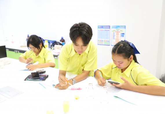 ภาพกิจกรรม  คณะวิทยาศาสตร์และเทคโนโลยี มหาวิทยาลัยราชภัฏกำแพงเพชร ร่วมกับโรงเรียนบ่อแก้ววิทยา จัดโครงการค่ายวิทยาศาสตร์