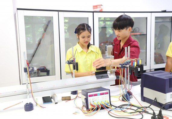 ภาพกิจกรรม  คณะวิทยาศาสตร์และเทคโนโลยี มหาวิทยาลัยราชภัฏกำแพงเพชร ร่วมกับโรงเรียนบ่อแก้ววิทยา จัดโครงการค่ายวิทยาศาสตร์