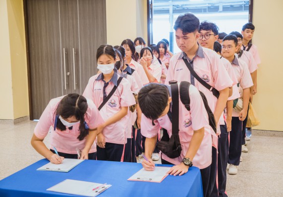 ภาพกิจกรรม  คณะวิทยาศาสตร์และเทคโนโลยี มหาวิทยาลัยราชภัฏกำแพงเพชร ร่วมกับกลุ่มสาระการเรียนรู้ภาษาต่างประเทศ โรงเรียนพิจิตรพิทยาคม จัดโครงการพัฒนาผู้เรียนมีผลสัมฤทธิ์ทางวิชาการ