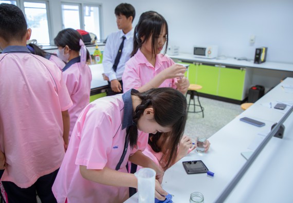 ภาพกิจกรรม  คณะวิทยาศาสตร์และเทคโนโลยี มหาวิทยาลัยราชภัฏกำแพงเพชร ร่วมกับกลุ่มสาระการเรียนรู้ภาษาต่างประเทศ โรงเรียนพิจิตรพิทยาคม จัดโครงการพัฒนาผู้เรียนมีผลสัมฤทธิ์ทางวิชาการ