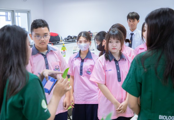 ภาพกิจกรรม  คณะวิทยาศาสตร์และเทคโนโลยี มหาวิทยาลัยราชภัฏกำแพงเพชร ร่วมกับกลุ่มสาระการเรียนรู้ภาษาต่างประเทศ โรงเรียนพิจิตรพิทยาคม จัดโครงการพัฒนาผู้เรียนมีผลสัมฤทธิ์ทางวิชาการ