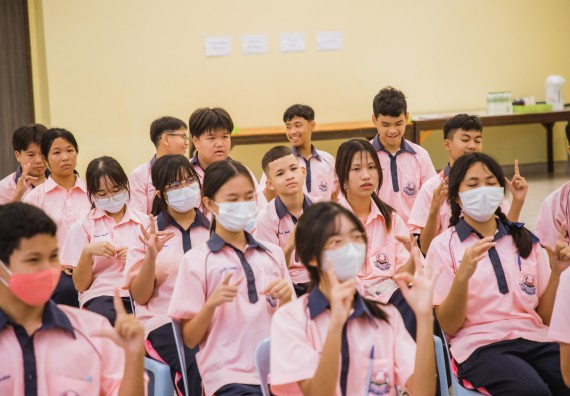 ภาพกิจกรรม  คณะวิทยาศาสตร์และเทคโนโลยี มหาวิทยาลัยราชภัฏกำแพงเพชร ร่วมกับกลุ่มสาระการเรียนรู้ภาษาต่างประเทศ โรงเรียนพิจิตรพิทยาคม จัดโครงการพัฒนาผู้เรียนมีผลสัมฤทธิ์ทางวิชาการ