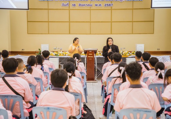 ภาพกิจกรรม  คณะวิทยาศาสตร์และเทคโนโลยี มหาวิทยาลัยราชภัฏกำแพงเพชร ร่วมกับกลุ่มสาระการเรียนรู้ภาษาต่างประเทศ โรงเรียนพิจิตรพิทยาคม จัดโครงการพัฒนาผู้เรียนมีผลสัมฤทธิ์ทางวิชาการ