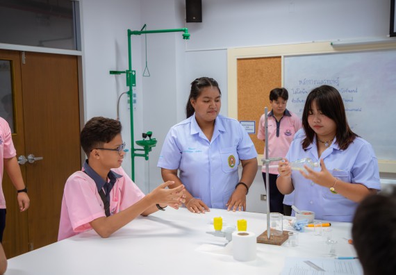 ภาพกิจกรรม  คณะวิทยาศาสตร์และเทคโนโลยี มหาวิทยาลัยราชภัฏกำแพงเพชร ร่วมกับกลุ่มสาระการเรียนรู้ภาษาต่างประเทศ โรงเรียนพิจิตรพิทยาคม จัดโครงการพัฒนาผู้เรียนมีผลสัมฤทธิ์ทางวิชาการ