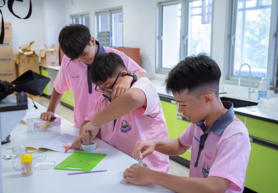 ภาพกิจกรรม  คณะวิทยาศาสตร์และเทคโนโลยี มหาวิทยาลัยราชภัฏกำแพงเพชร ร่วมกับกลุ่มสาระการเรียนรู้ภาษาต่างประเทศ โรงเรียนพิจิตรพิทยาคม จัดโครงการพัฒนาผู้เรียนมีผลสัมฤทธิ์ทางวิชาการ