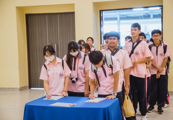 ภาพกิจกรรม  คณะวิทยาศาสตร์และเทคโนโลยี มหาวิทยาลัยราชภัฏกำแพงเพชร ร่วมกับกลุ่มสาระการเรียนรู้ภาษาต่างประเทศ โรงเรียนพิจิตรพิทยาคม จัดโครงการพัฒนาผู้เรียนมีผลสัมฤทธิ์ทางวิชาการ