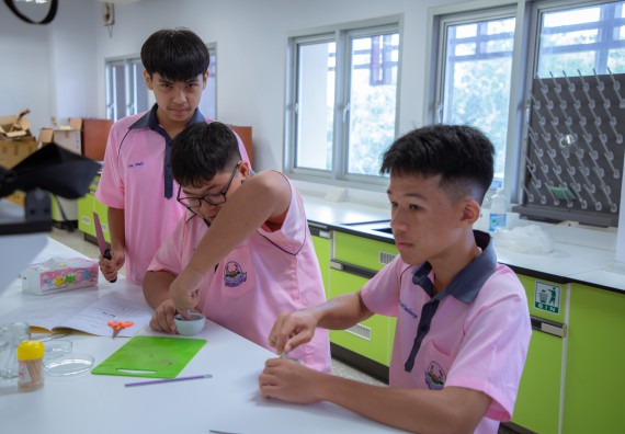 ภาพกิจกรรม  คณะวิทยาศาสตร์และเทคโนโลยี มหาวิทยาลัยราชภัฏกำแพงเพชร ร่วมกับกลุ่มสาระการเรียนรู้ภาษาต่างประเทศ โรงเรียนพิจิตรพิทยาคม จัดโครงการพัฒนาผู้เรียนมีผลสัมฤทธิ์ทางวิชาการ