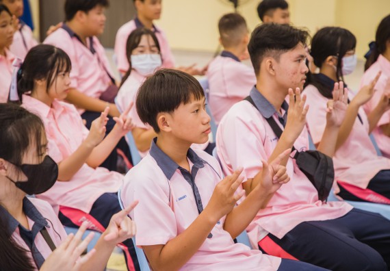 ภาพกิจกรรม  คณะวิทยาศาสตร์และเทคโนโลยี มหาวิทยาลัยราชภัฏกำแพงเพชร ร่วมกับกลุ่มสาระการเรียนรู้ภาษาต่างประเทศ โรงเรียนพิจิตรพิทยาคม จัดโครงการพัฒนาผู้เรียนมีผลสัมฤทธิ์ทางวิชาการ