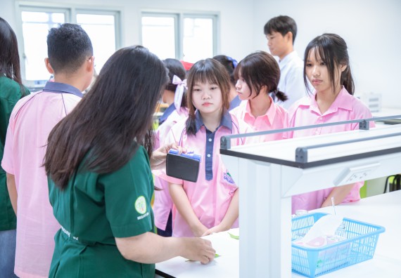 ภาพกิจกรรม  คณะวิทยาศาสตร์และเทคโนโลยี มหาวิทยาลัยราชภัฏกำแพงเพชร ร่วมกับกลุ่มสาระการเรียนรู้ภาษาต่างประเทศ โรงเรียนพิจิตรพิทยาคม จัดโครงการพัฒนาผู้เรียนมีผลสัมฤทธิ์ทางวิชาการ