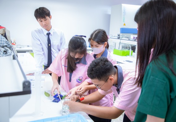 ภาพกิจกรรม  คณะวิทยาศาสตร์และเทคโนโลยี มหาวิทยาลัยราชภัฏกำแพงเพชร ร่วมกับกลุ่มสาระการเรียนรู้ภาษาต่างประเทศ โรงเรียนพิจิตรพิทยาคม จัดโครงการพัฒนาผู้เรียนมีผลสัมฤทธิ์ทางวิชาการ