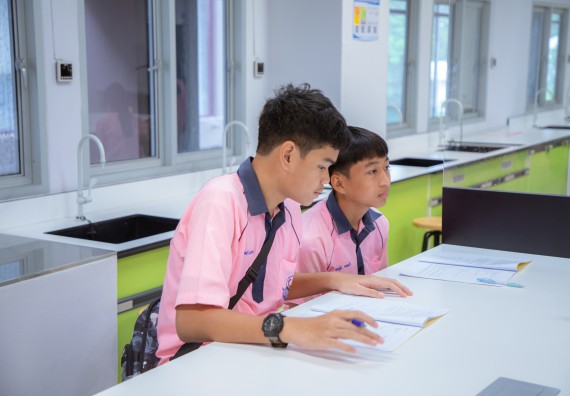 ภาพกิจกรรม  คณะวิทยาศาสตร์และเทคโนโลยี มหาวิทยาลัยราชภัฏกำแพงเพชร ร่วมกับกลุ่มสาระการเรียนรู้ภาษาต่างประเทศ โรงเรียนพิจิตรพิทยาคม จัดโครงการพัฒนาผู้เรียนมีผลสัมฤทธิ์ทางวิชาการ