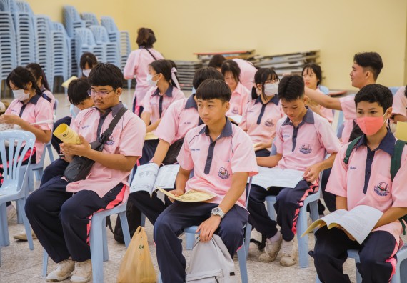 ภาพกิจกรรม  คณะวิทยาศาสตร์และเทคโนโลยี มหาวิทยาลัยราชภัฏกำแพงเพชร ร่วมกับกลุ่มสาระการเรียนรู้ภาษาต่างประเทศ โรงเรียนพิจิตรพิทยาคม จัดโครงการพัฒนาผู้เรียนมีผลสัมฤทธิ์ทางวิชาการ