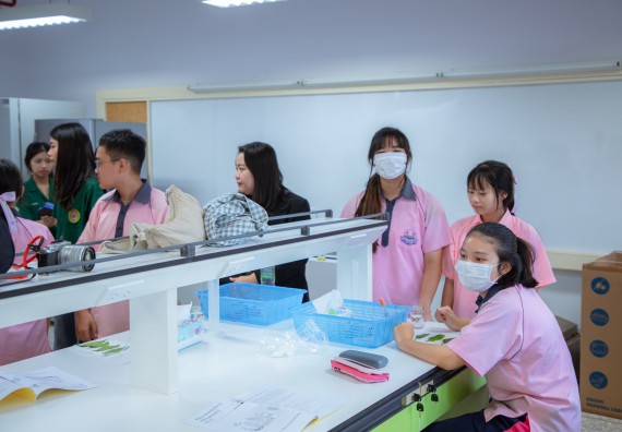 ภาพกิจกรรม  คณะวิทยาศาสตร์และเทคโนโลยี มหาวิทยาลัยราชภัฏกำแพงเพชร ร่วมกับกลุ่มสาระการเรียนรู้ภาษาต่างประเทศ โรงเรียนพิจิตรพิทยาคม จัดโครงการพัฒนาผู้เรียนมีผลสัมฤทธิ์ทางวิชาการ