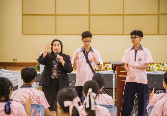 ภาพกิจกรรม  คณะวิทยาศาสตร์และเทคโนโลยี มหาวิทยาลัยราชภัฏกำแพงเพชร ร่วมกับกลุ่มสาระการเรียนรู้ภาษาต่างประเทศ โรงเรียนพิจิตรพิทยาคม จัดโครงการพัฒนาผู้เรียนมีผลสัมฤทธิ์ทางวิชาการ