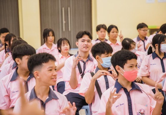 ภาพกิจกรรม  คณะวิทยาศาสตร์และเทคโนโลยี มหาวิทยาลัยราชภัฏกำแพงเพชร ร่วมกับกลุ่มสาระการเรียนรู้ภาษาต่างประเทศ โรงเรียนพิจิตรพิทยาคม จัดโครงการพัฒนาผู้เรียนมีผลสัมฤทธิ์ทางวิชาการ