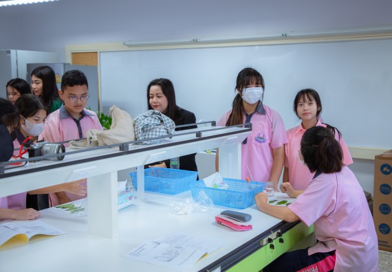 ภาพกิจกรรม  คณะวิทยาศาสตร์และเทคโนโลยี มหาวิทยาลัยราชภัฏกำแพงเพชร ร่วมกับกลุ่มสาระการเรียนรู้ภาษาต่างประเทศ โรงเรียนพิจิตรพิทยาคม จัดโครงการพัฒนาผู้เรียนมีผลสัมฤทธิ์ทางวิชาการ