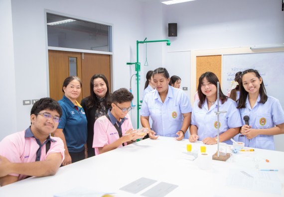 ภาพกิจกรรม  คณะวิทยาศาสตร์และเทคโนโลยี มหาวิทยาลัยราชภัฏกำแพงเพชร ร่วมกับกลุ่มสาระการเรียนรู้ภาษาต่างประเทศ โรงเรียนพิจิตรพิทยาคม จัดโครงการพัฒนาผู้เรียนมีผลสัมฤทธิ์ทางวิชาการ