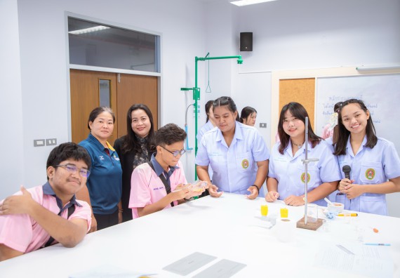 ภาพกิจกรรม  คณะวิทยาศาสตร์และเทคโนโลยี มหาวิทยาลัยราชภัฏกำแพงเพชร ร่วมกับกลุ่มสาระการเรียนรู้ภาษาต่างประเทศ โรงเรียนพิจิตรพิทยาคม จัดโครงการพัฒนาผู้เรียนมีผลสัมฤทธิ์ทางวิชาการ