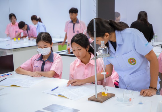 ภาพกิจกรรม  คณะวิทยาศาสตร์และเทคโนโลยี มหาวิทยาลัยราชภัฏกำแพงเพชร ร่วมกับกลุ่มสาระการเรียนรู้ภาษาต่างประเทศ โรงเรียนพิจิตรพิทยาคม จัดโครงการพัฒนาผู้เรียนมีผลสัมฤทธิ์ทางวิชาการ