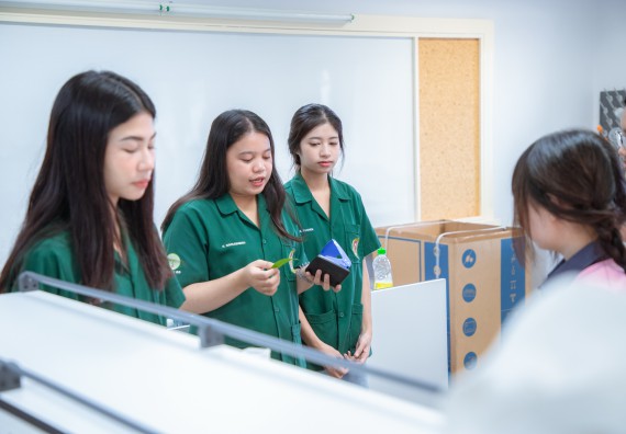 ภาพกิจกรรม  คณะวิทยาศาสตร์และเทคโนโลยี มหาวิทยาลัยราชภัฏกำแพงเพชร ร่วมกับกลุ่มสาระการเรียนรู้ภาษาต่างประเทศ โรงเรียนพิจิตรพิทยาคม จัดโครงการพัฒนาผู้เรียนมีผลสัมฤทธิ์ทางวิชาการ