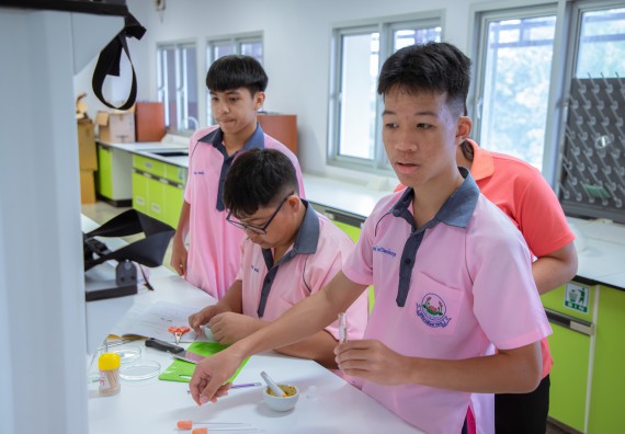 ภาพกิจกรรม  คณะวิทยาศาสตร์และเทคโนโลยี มหาวิทยาลัยราชภัฏกำแพงเพชร ร่วมกับกลุ่มสาระการเรียนรู้ภาษาต่างประเทศ โรงเรียนพิจิตรพิทยาคม จัดโครงการพัฒนาผู้เรียนมีผลสัมฤทธิ์ทางวิชาการ