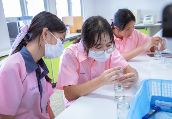 ภาพกิจกรรม  คณะวิทยาศาสตร์และเทคโนโลยี มหาวิทยาลัยราชภัฏกำแพงเพชร ร่วมกับกลุ่มสาระการเรียนรู้ภาษาต่างประเทศ โรงเรียนพิจิตรพิทยาคม จัดโครงการพัฒนาผู้เรียนมีผลสัมฤทธิ์ทางวิชาการ