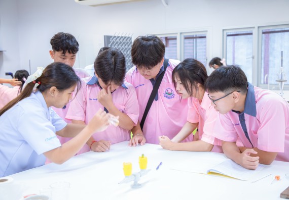 ภาพกิจกรรม  คณะวิทยาศาสตร์และเทคโนโลยี มหาวิทยาลัยราชภัฏกำแพงเพชร ร่วมกับกลุ่มสาระการเรียนรู้ภาษาต่างประเทศ โรงเรียนพิจิตรพิทยาคม จัดโครงการพัฒนาผู้เรียนมีผลสัมฤทธิ์ทางวิชาการ