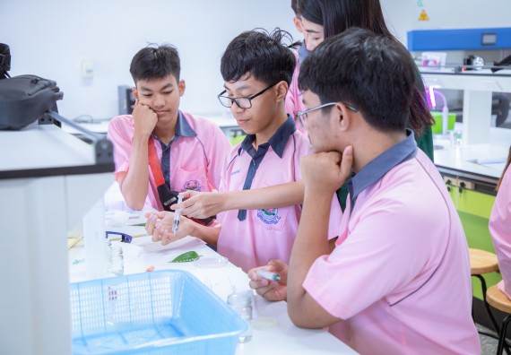 ภาพกิจกรรม  คณะวิทยาศาสตร์และเทคโนโลยี มหาวิทยาลัยราชภัฏกำแพงเพชร ร่วมกับกลุ่มสาระการเรียนรู้ภาษาต่างประเทศ โรงเรียนพิจิตรพิทยาคม จัดโครงการพัฒนาผู้เรียนมีผลสัมฤทธิ์ทางวิชาการ