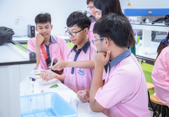 ภาพกิจกรรม  คณะวิทยาศาสตร์และเทคโนโลยี มหาวิทยาลัยราชภัฏกำแพงเพชร ร่วมกับกลุ่มสาระการเรียนรู้ภาษาต่างประเทศ โรงเรียนพิจิตรพิทยาคม จัดโครงการพัฒนาผู้เรียนมีผลสัมฤทธิ์ทางวิชาการ