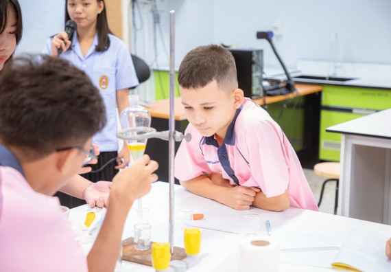 ภาพกิจกรรม  คณะวิทยาศาสตร์และเทคโนโลยี มหาวิทยาลัยราชภัฏกำแพงเพชร ร่วมกับกลุ่มสาระการเรียนรู้ภาษาต่างประเทศ โรงเรียนพิจิตรพิทยาคม จัดโครงการพัฒนาผู้เรียนมีผลสัมฤทธิ์ทางวิชาการ