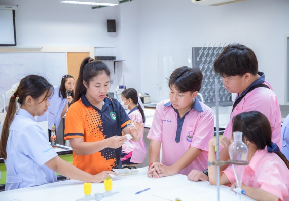 ภาพกิจกรรม  คณะวิทยาศาสตร์และเทคโนโลยี มหาวิทยาลัยราชภัฏกำแพงเพชร ร่วมกับกลุ่มสาระการเรียนรู้ภาษาต่างประเทศ โรงเรียนพิจิตรพิทยาคม จัดโครงการพัฒนาผู้เรียนมีผลสัมฤทธิ์ทางวิชาการ