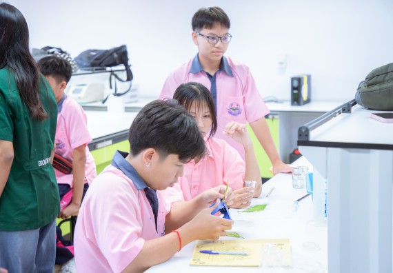 ภาพกิจกรรม  คณะวิทยาศาสตร์และเทคโนโลยี มหาวิทยาลัยราชภัฏกำแพงเพชร ร่วมกับกลุ่มสาระการเรียนรู้ภาษาต่างประเทศ โรงเรียนพิจิตรพิทยาคม จัดโครงการพัฒนาผู้เรียนมีผลสัมฤทธิ์ทางวิชาการ