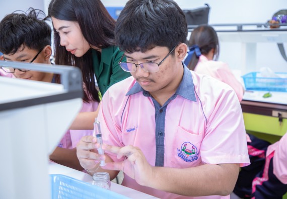 ภาพกิจกรรม  คณะวิทยาศาสตร์และเทคโนโลยี มหาวิทยาลัยราชภัฏกำแพงเพชร ร่วมกับกลุ่มสาระการเรียนรู้ภาษาต่างประเทศ โรงเรียนพิจิตรพิทยาคม จัดโครงการพัฒนาผู้เรียนมีผลสัมฤทธิ์ทางวิชาการ