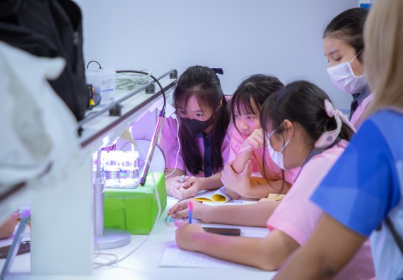 ภาพกิจกรรม  คณะวิทยาศาสตร์และเทคโนโลยี มหาวิทยาลัยราชภัฏกำแพงเพชร ร่วมกับกลุ่มสาระการเรียนรู้ภาษาต่างประเทศ โรงเรียนพิจิตรพิทยาคม จัดโครงการพัฒนาผู้เรียนมีผลสัมฤทธิ์ทางวิชาการ