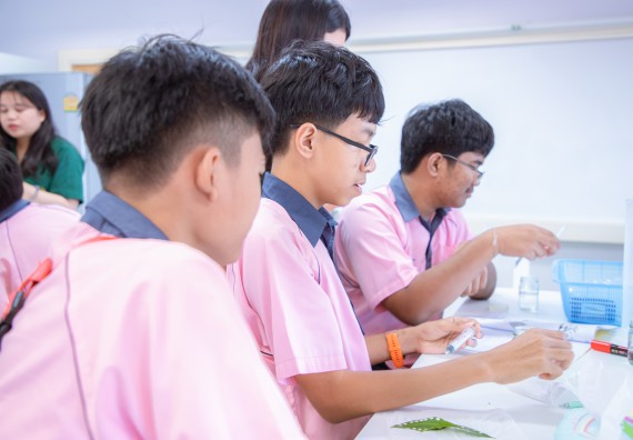 ภาพกิจกรรม  คณะวิทยาศาสตร์และเทคโนโลยี มหาวิทยาลัยราชภัฏกำแพงเพชร ร่วมกับกลุ่มสาระการเรียนรู้ภาษาต่างประเทศ โรงเรียนพิจิตรพิทยาคม จัดโครงการพัฒนาผู้เรียนมีผลสัมฤทธิ์ทางวิชาการ