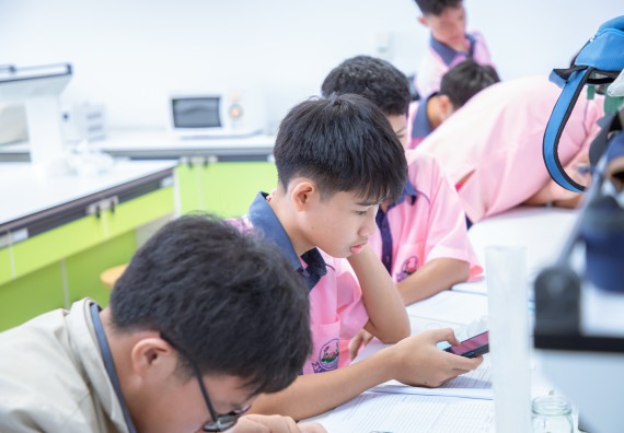 ภาพกิจกรรม  คณะวิทยาศาสตร์และเทคโนโลยี มหาวิทยาลัยราชภัฏกำแพงเพชร ร่วมกับกลุ่มสาระการเรียนรู้ภาษาต่างประเทศ โรงเรียนพิจิตรพิทยาคม จัดโครงการพัฒนาผู้เรียนมีผลสัมฤทธิ์ทางวิชาการ