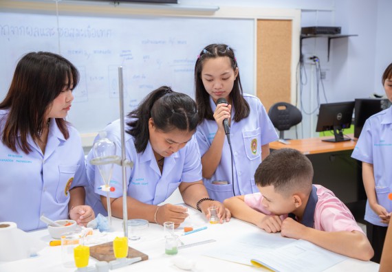 ภาพกิจกรรม  คณะวิทยาศาสตร์และเทคโนโลยี มหาวิทยาลัยราชภัฏกำแพงเพชร ร่วมกับกลุ่มสาระการเรียนรู้ภาษาต่างประเทศ โรงเรียนพิจิตรพิทยาคม จัดโครงการพัฒนาผู้เรียนมีผลสัมฤทธิ์ทางวิชาการ