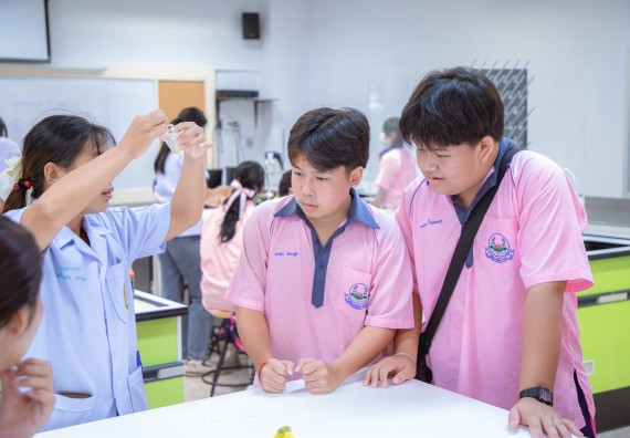 ภาพกิจกรรม  คณะวิทยาศาสตร์และเทคโนโลยี มหาวิทยาลัยราชภัฏกำแพงเพชร ร่วมกับกลุ่มสาระการเรียนรู้ภาษาต่างประเทศ โรงเรียนพิจิตรพิทยาคม จัดโครงการพัฒนาผู้เรียนมีผลสัมฤทธิ์ทางวิชาการ