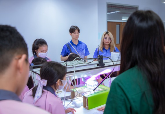 ภาพกิจกรรม  คณะวิทยาศาสตร์และเทคโนโลยี มหาวิทยาลัยราชภัฏกำแพงเพชร ร่วมกับกลุ่มสาระการเรียนรู้ภาษาต่างประเทศ โรงเรียนพิจิตรพิทยาคม จัดโครงการพัฒนาผู้เรียนมีผลสัมฤทธิ์ทางวิชาการ