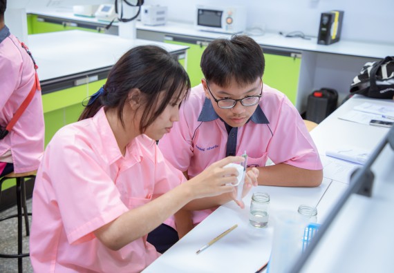 ภาพกิจกรรม  คณะวิทยาศาสตร์และเทคโนโลยี มหาวิทยาลัยราชภัฏกำแพงเพชร ร่วมกับกลุ่มสาระการเรียนรู้ภาษาต่างประเทศ โรงเรียนพิจิตรพิทยาคม จัดโครงการพัฒนาผู้เรียนมีผลสัมฤทธิ์ทางวิชาการ