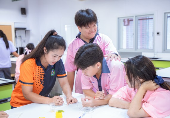 ภาพกิจกรรม  คณะวิทยาศาสตร์และเทคโนโลยี มหาวิทยาลัยราชภัฏกำแพงเพชร ร่วมกับกลุ่มสาระการเรียนรู้ภาษาต่างประเทศ โรงเรียนพิจิตรพิทยาคม จัดโครงการพัฒนาผู้เรียนมีผลสัมฤทธิ์ทางวิชาการ