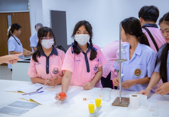 ภาพกิจกรรม  คณะวิทยาศาสตร์และเทคโนโลยี มหาวิทยาลัยราชภัฏกำแพงเพชร ร่วมกับกลุ่มสาระการเรียนรู้ภาษาต่างประเทศ โรงเรียนพิจิตรพิทยาคม จัดโครงการพัฒนาผู้เรียนมีผลสัมฤทธิ์ทางวิชาการ