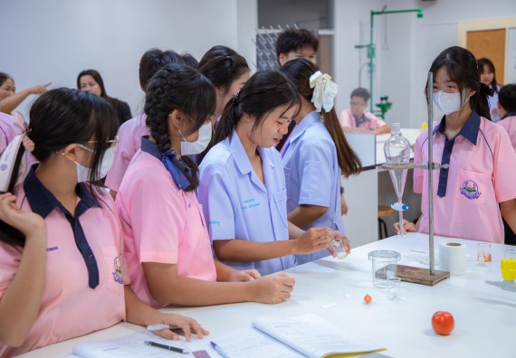 ภาพกิจกรรม  คณะวิทยาศาสตร์และเทคโนโลยี มหาวิทยาลัยราชภัฏกำแพงเพชร ร่วมกับกลุ่มสาระการเรียนรู้ภาษาต่างประเทศ โรงเรียนพิจิตรพิทยาคม จัดโครงการพัฒนาผู้เรียนมีผลสัมฤทธิ์ทางวิชาการ