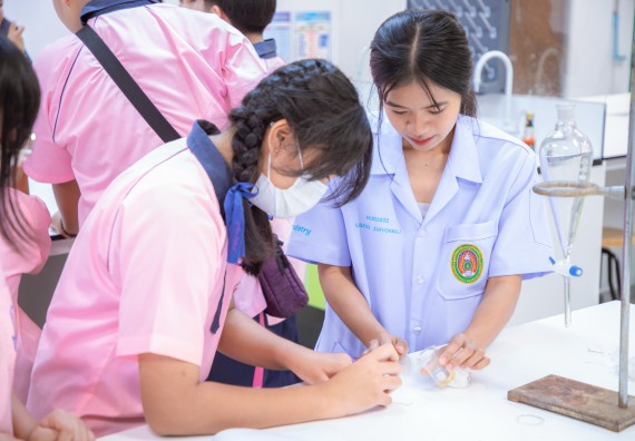 ภาพกิจกรรม  คณะวิทยาศาสตร์และเทคโนโลยี มหาวิทยาลัยราชภัฏกำแพงเพชร ร่วมกับกลุ่มสาระการเรียนรู้ภาษาต่างประเทศ โรงเรียนพิจิตรพิทยาคม จัดโครงการพัฒนาผู้เรียนมีผลสัมฤทธิ์ทางวิชาการ