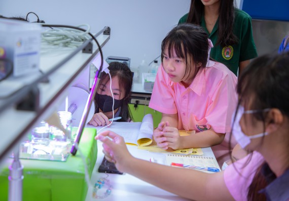 ภาพกิจกรรม  คณะวิทยาศาสตร์และเทคโนโลยี มหาวิทยาลัยราชภัฏกำแพงเพชร ร่วมกับกลุ่มสาระการเรียนรู้ภาษาต่างประเทศ โรงเรียนพิจิตรพิทยาคม จัดโครงการพัฒนาผู้เรียนมีผลสัมฤทธิ์ทางวิชาการ