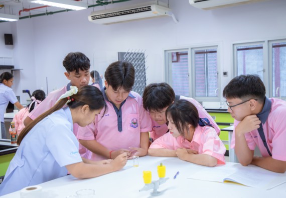 ภาพกิจกรรม  คณะวิทยาศาสตร์และเทคโนโลยี มหาวิทยาลัยราชภัฏกำแพงเพชร ร่วมกับกลุ่มสาระการเรียนรู้ภาษาต่างประเทศ โรงเรียนพิจิตรพิทยาคม จัดโครงการพัฒนาผู้เรียนมีผลสัมฤทธิ์ทางวิชาการ