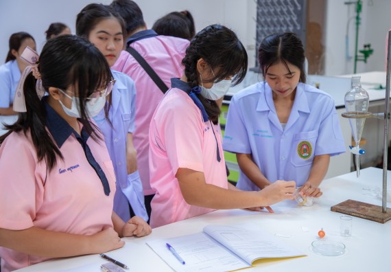 ภาพกิจกรรม  คณะวิทยาศาสตร์และเทคโนโลยี มหาวิทยาลัยราชภัฏกำแพงเพชร ร่วมกับกลุ่มสาระการเรียนรู้ภาษาต่างประเทศ โรงเรียนพิจิตรพิทยาคม จัดโครงการพัฒนาผู้เรียนมีผลสัมฤทธิ์ทางวิชาการ